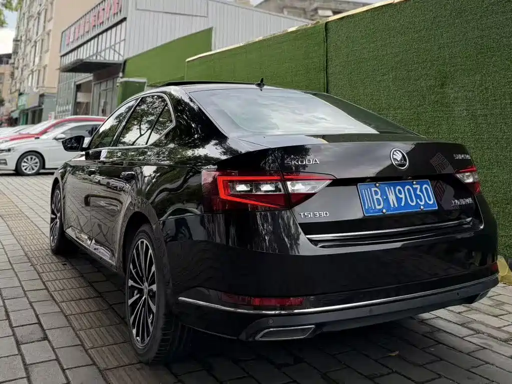 Skoda Superb 2018 — фото 13