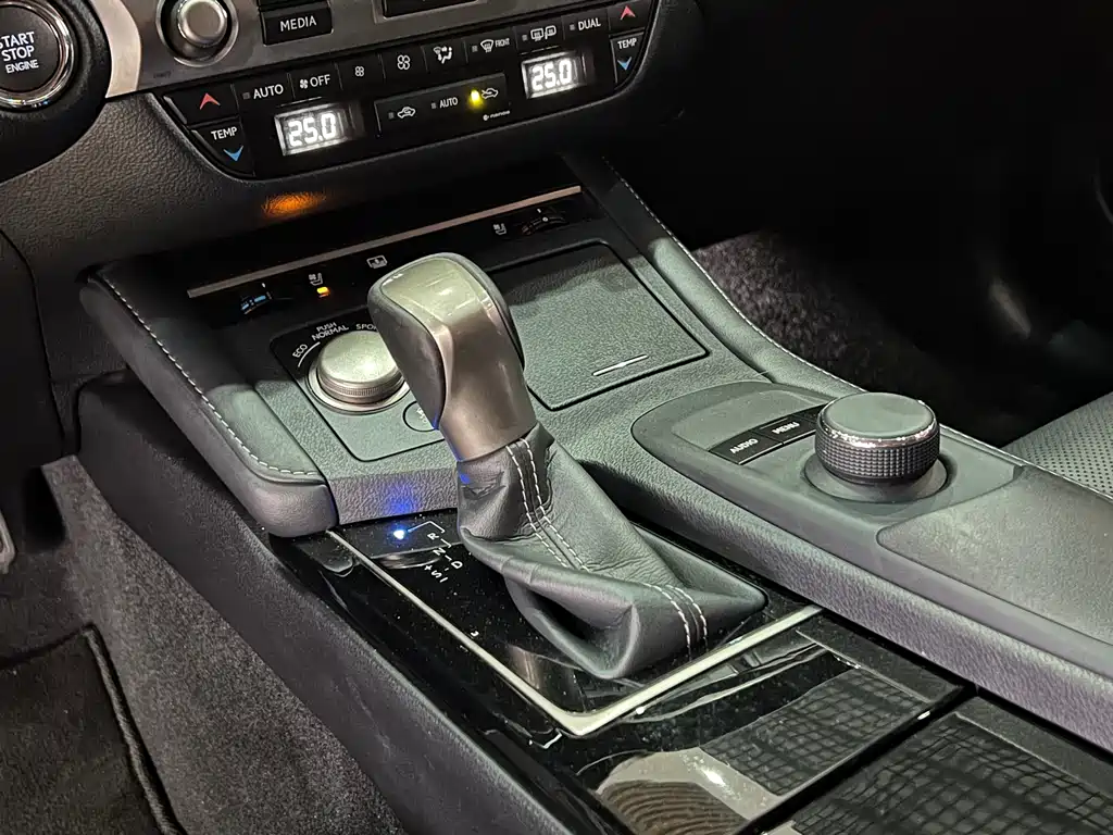 Lexus ES 2018 — фото 12