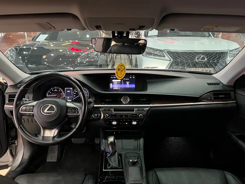 Lexus ES 2018 — фото 11