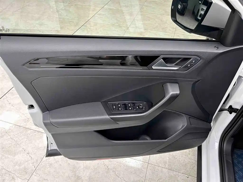 Volkswagen T-Roc 2023 — фото 10
