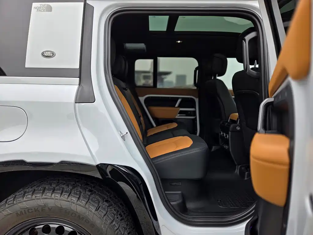 Land Rover Defender 2023 — фото 17