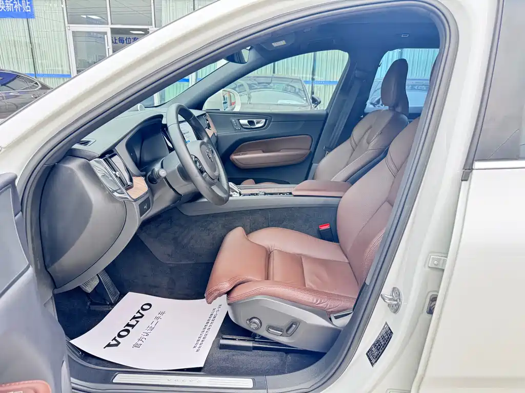 Volvo XC60 2023 — фото 11