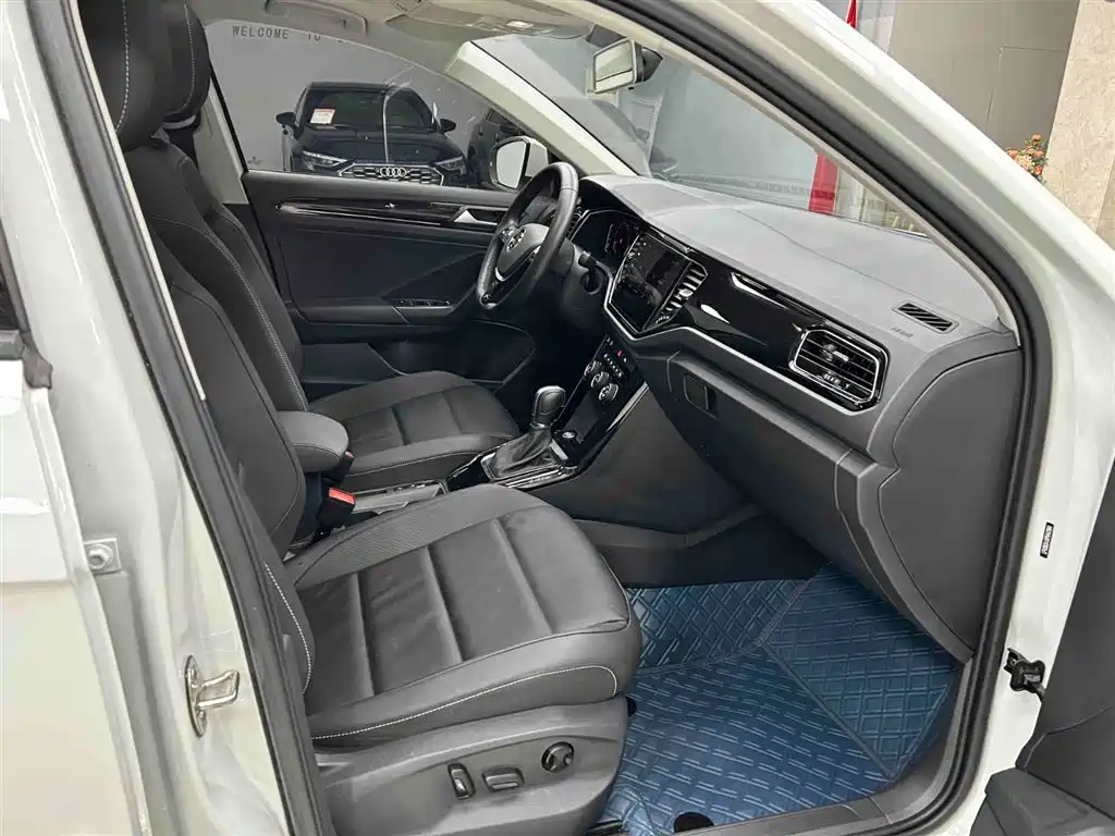 Volkswagen T-Roc 2023 — фото 13