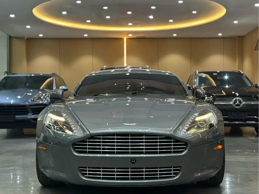 Aston Martin V8 Vantage 2011 — фото 1