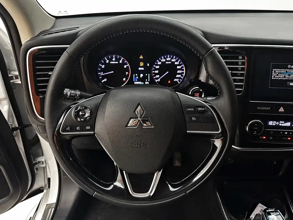 Mitsubishi Outlander 2023 — фото 11