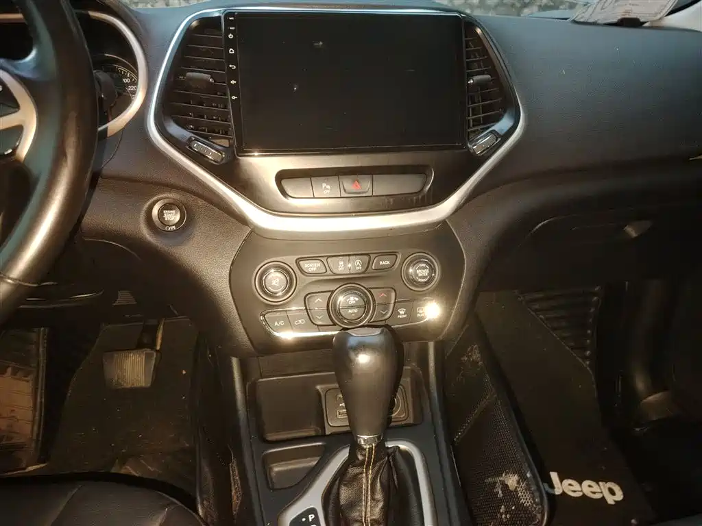 Jeep Cherokee 2018 — фото 16
