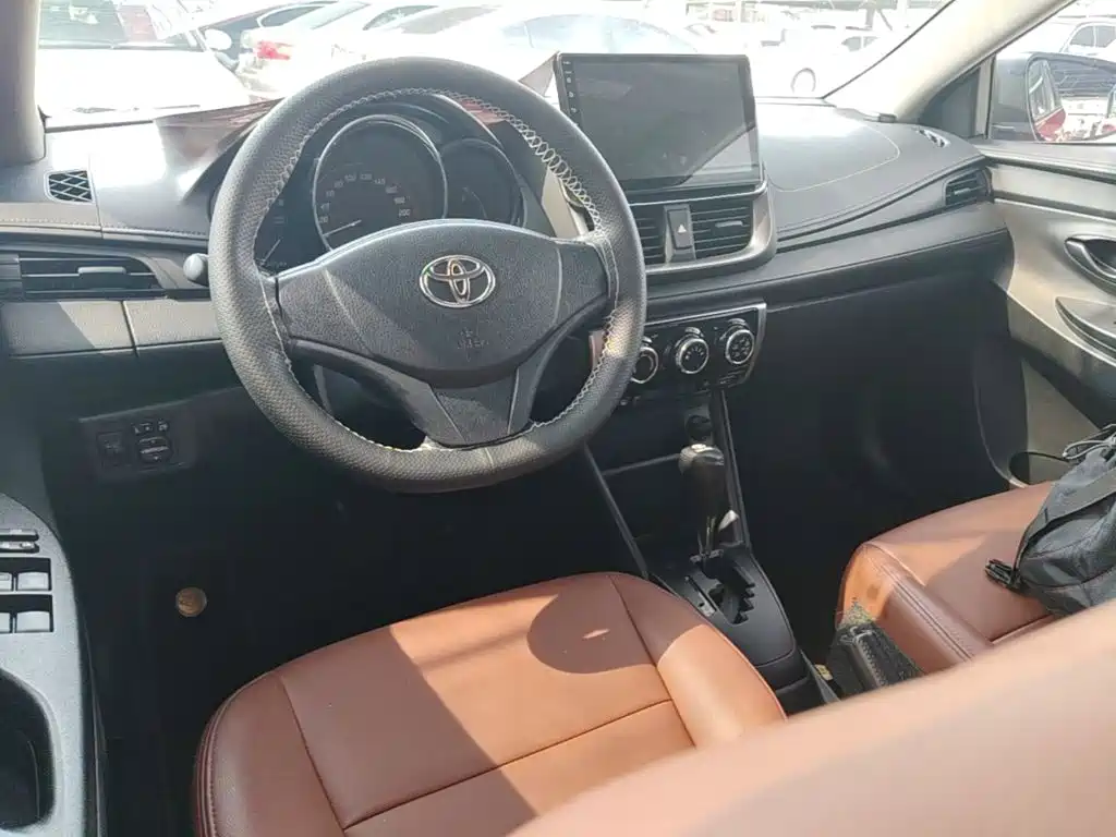 Toyota Yaris L 2020 — фото 10