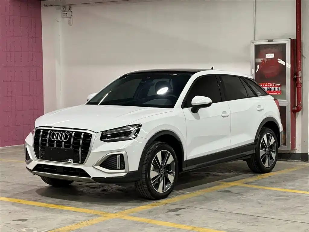 Audi Q2L 2022 — фото 1