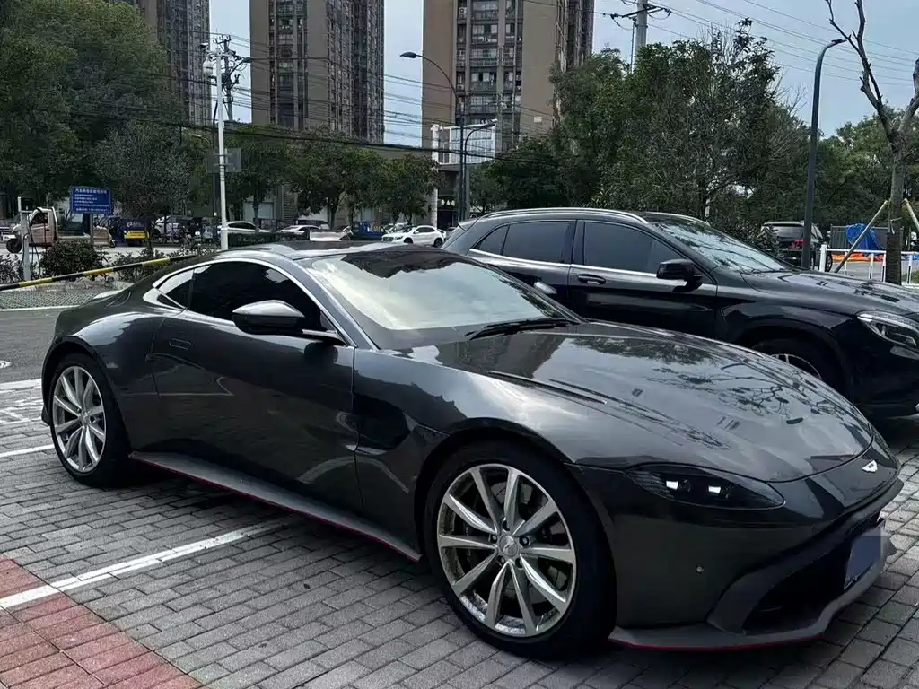 Aston Martin V8 Vantage 2021 — фото 1