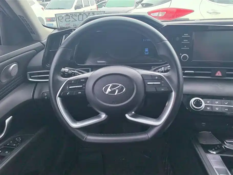 Hyundai Elantra 2022 — фото 14
