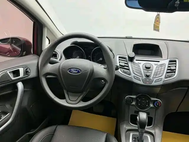 Ford Fiesta 2013 — фото 12