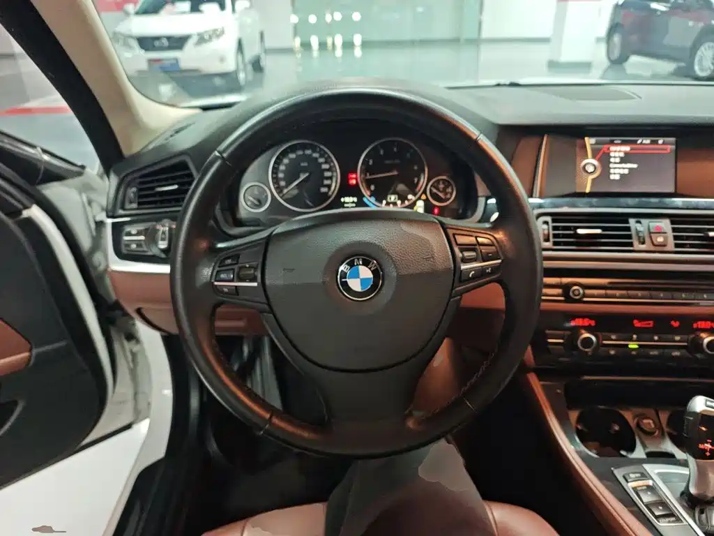BMW 5 Series 2014 — фото 11
