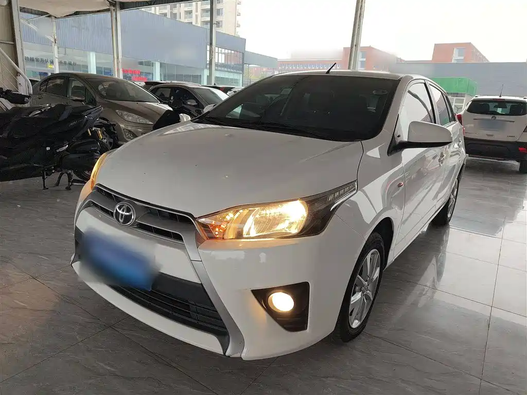 Toyota Yaris L 2015 — фото 2