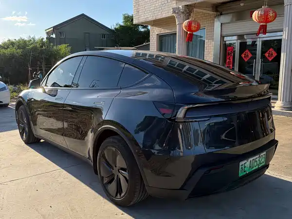 Tesla Model Y 2025