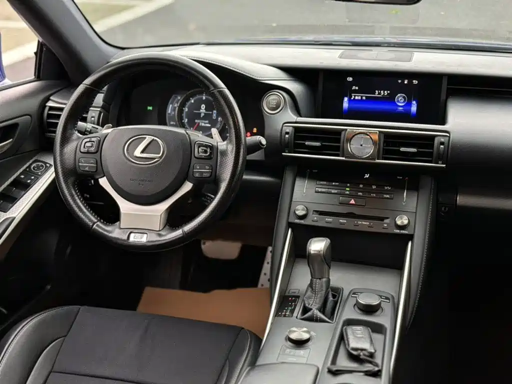 Lexus IS 2018 — фото 14
