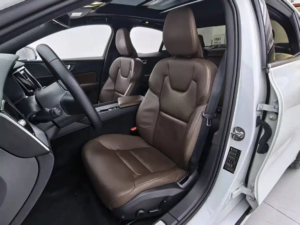 Volvo S60 2023 — фото 19