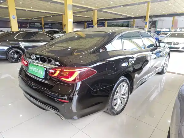 Infiniti Q70 2019