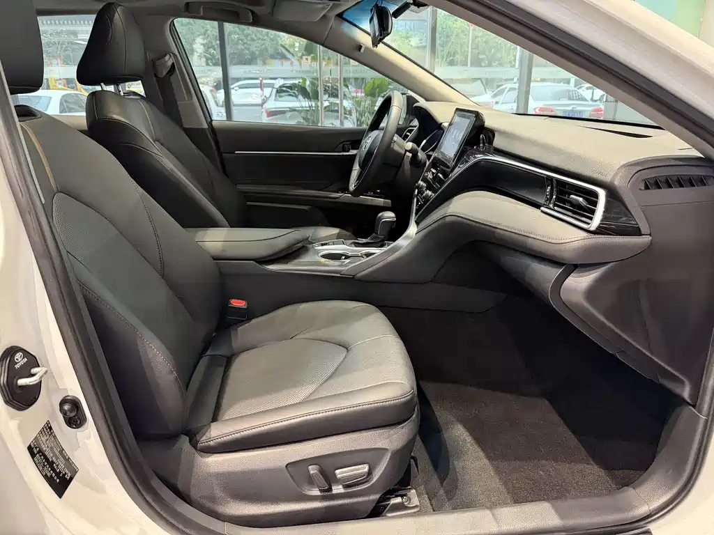 Toyota Camry 2022 — фото 13