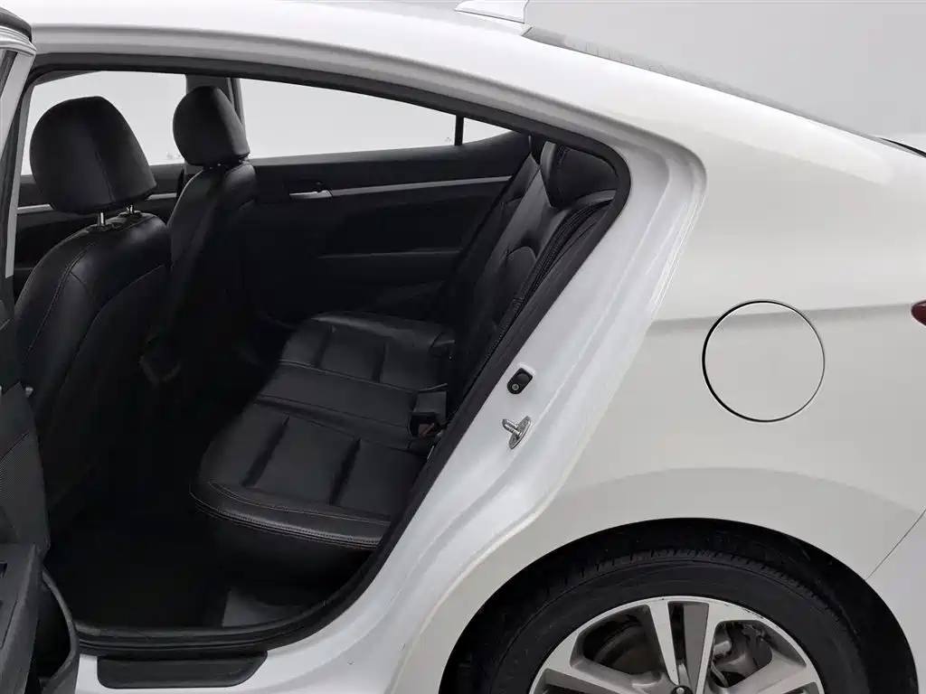 Hyundai Elantra 2018 — фото 15