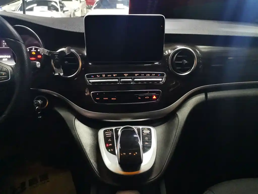 Mercedes-Benz V-Class 2019 — фото 13