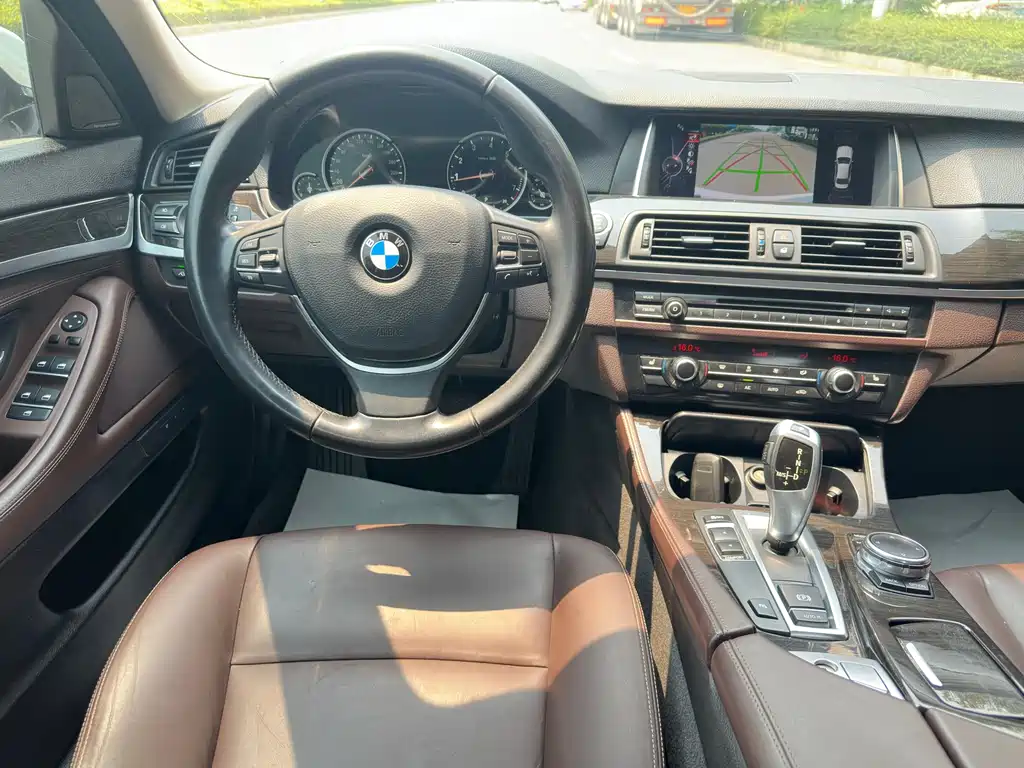 BMW 5 Series 2016 — фото 11