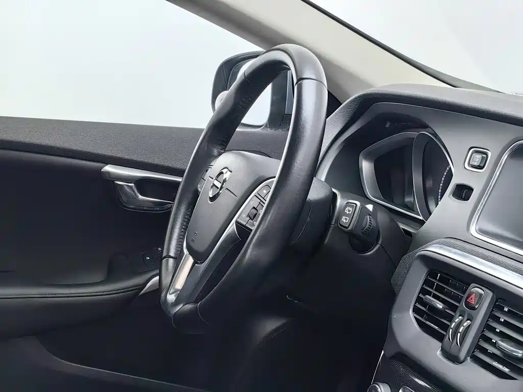Volvo V40 2019 — фото 22