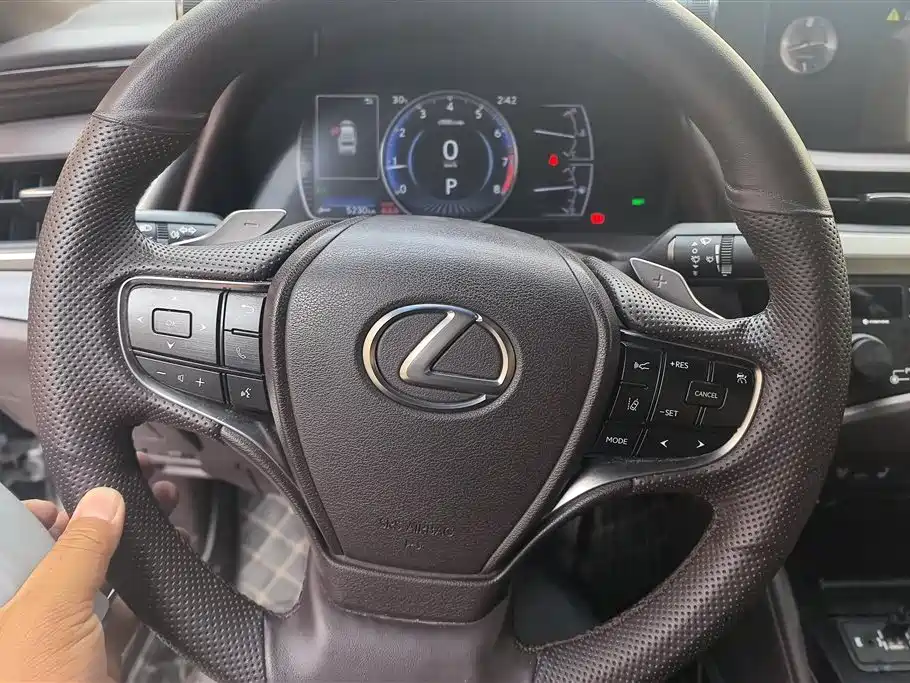 Lexus ES 2020 — фото 15