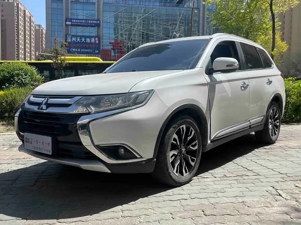 Mitsubishi Outlander 2018 — фото 1