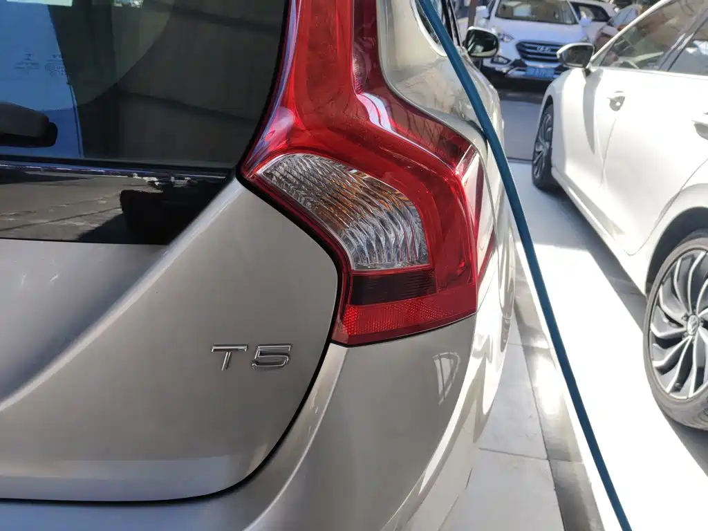Volvo V60 2015 — фото 24