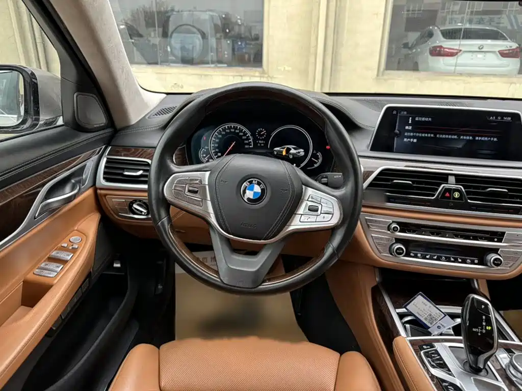BMW 7 Series 2017 — фото 16