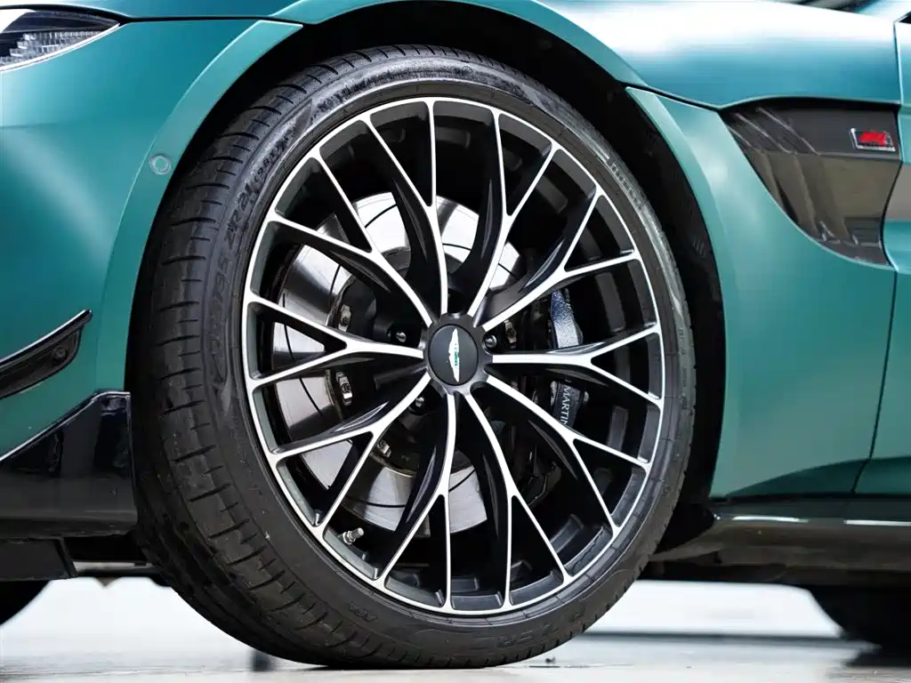 Aston Martin V8 Vantage 2024 — фото 19