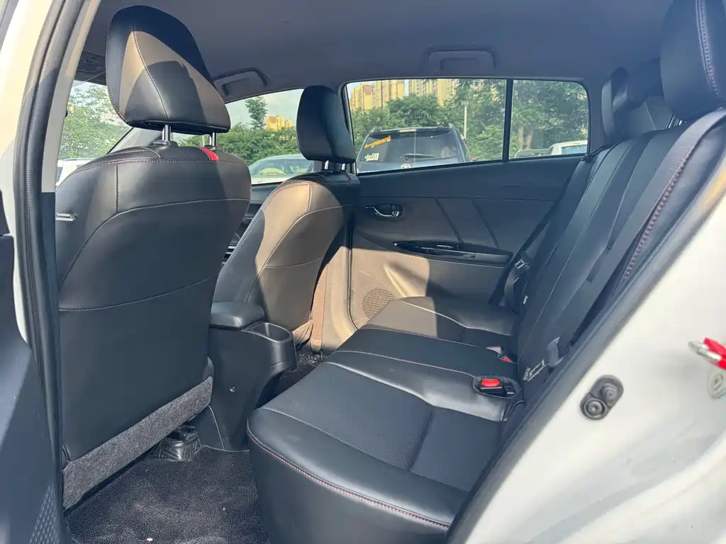 Toyota Yaris L 2022 — фото 11