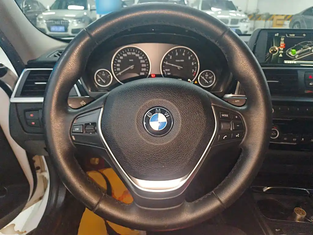 BMW 3 Series 2017 — фото 11