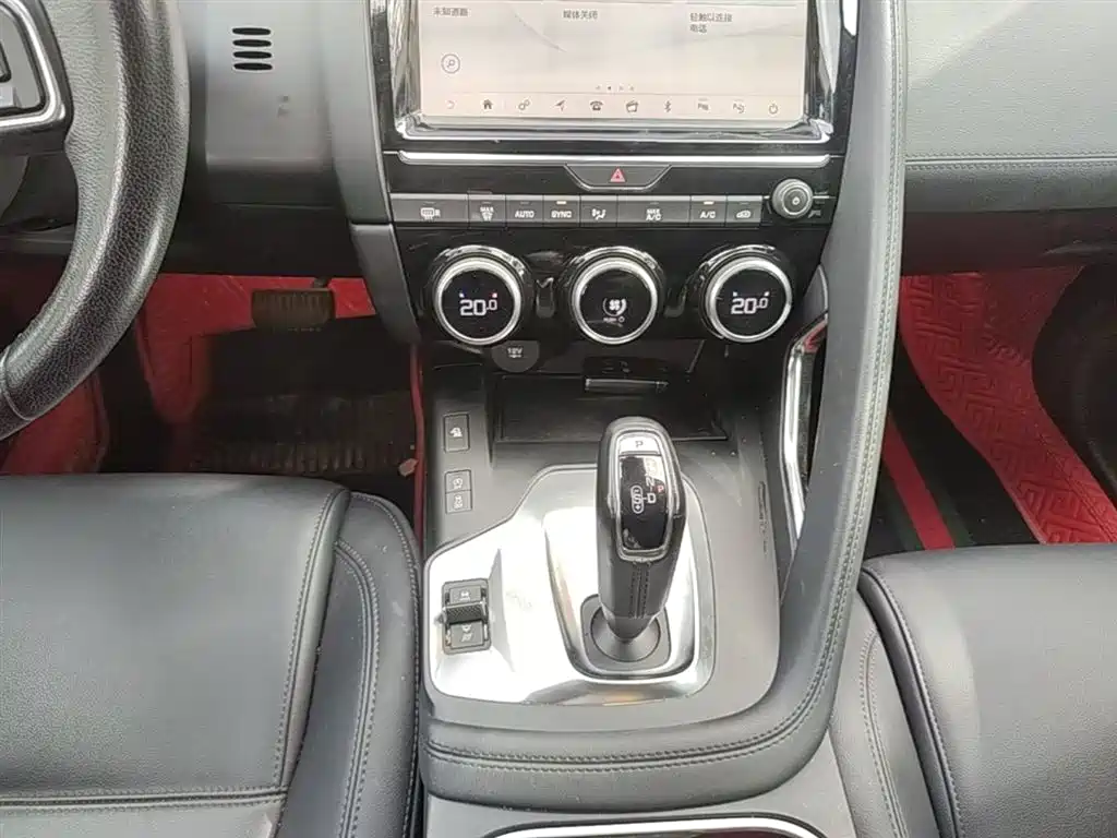Jaguar E-PACE 2020 — фото 14