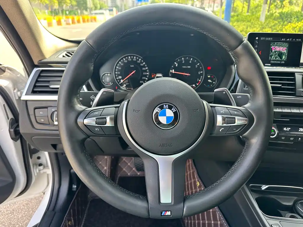 BMW 3 Series 2018 — фото 13
