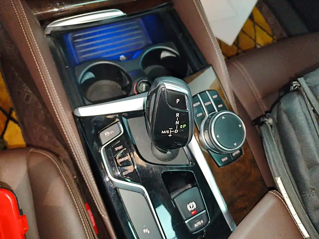 BMW 5 Series 2019 — фото 10