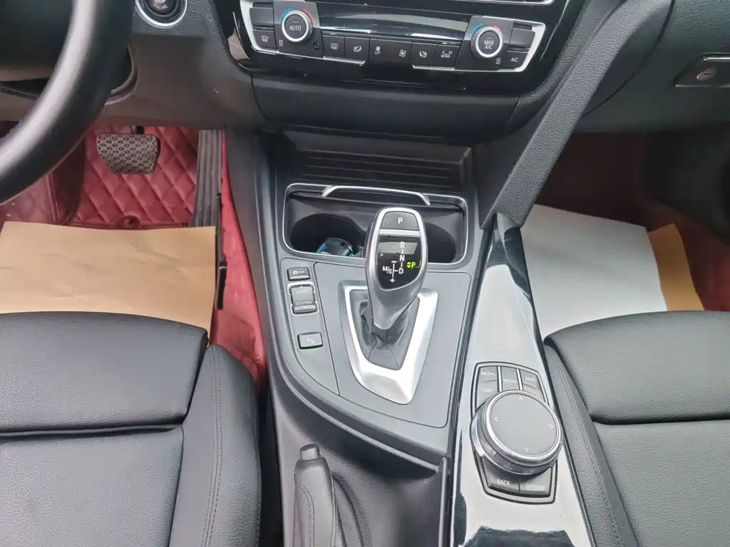 BMW 3 Series 2018 — фото 14