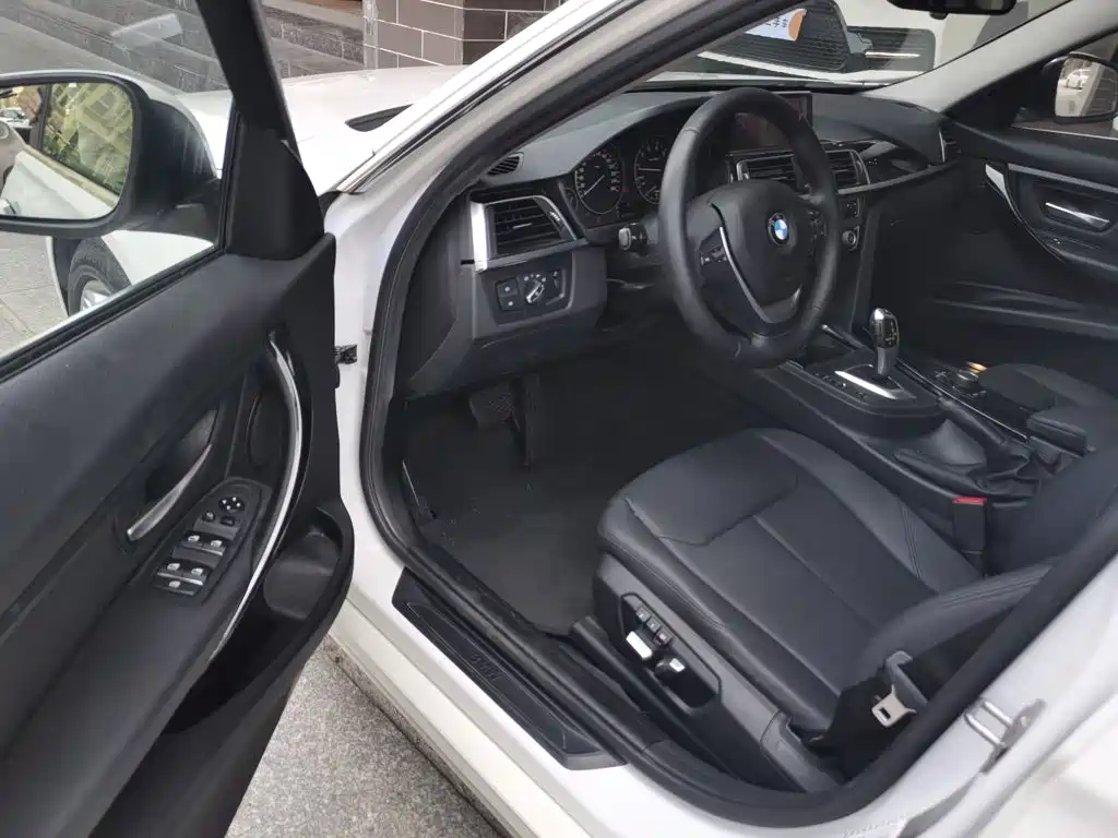 BMW 3 Series 2017 — фото 12