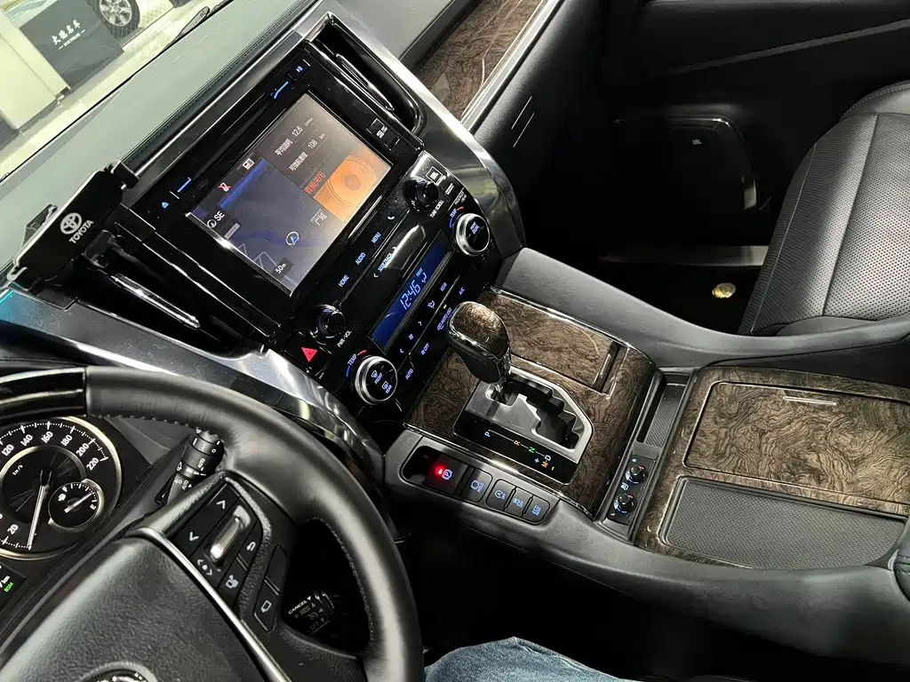 Toyota Alphard 2018 — фото 23