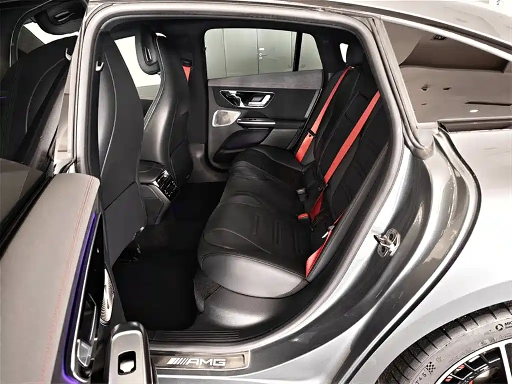 Mercedes-Benz EQE AMG 2024 — фото 8
