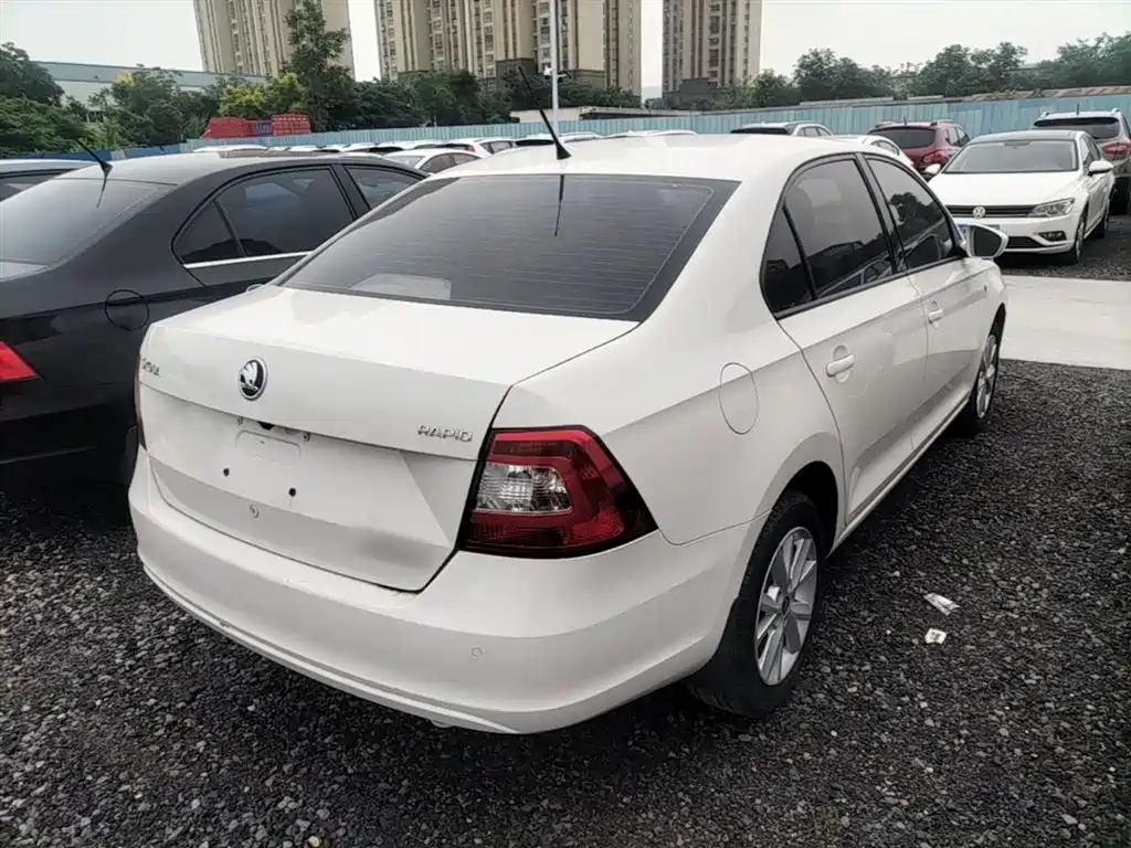 Skoda Rapid 2017 — фото 7