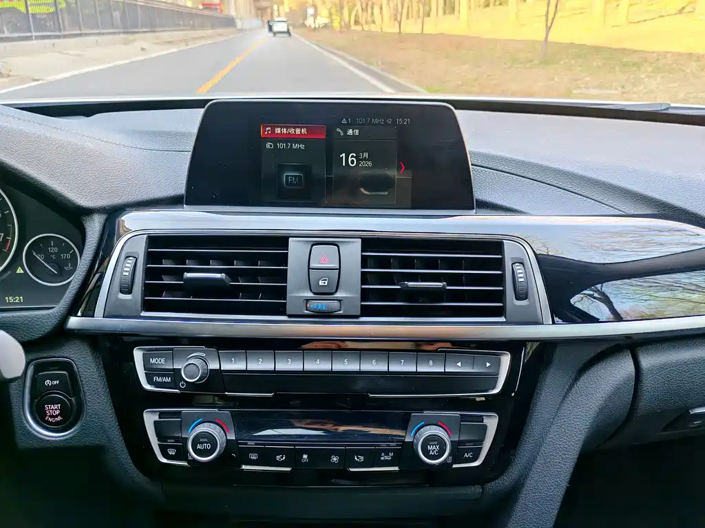 BMW 3 Series 2018 — фото 11