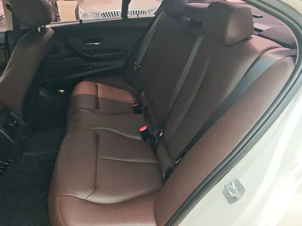 BMW 3 Series 2018 — фото 17