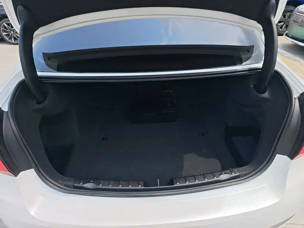 BMW 3 Series 2018 — фото 19