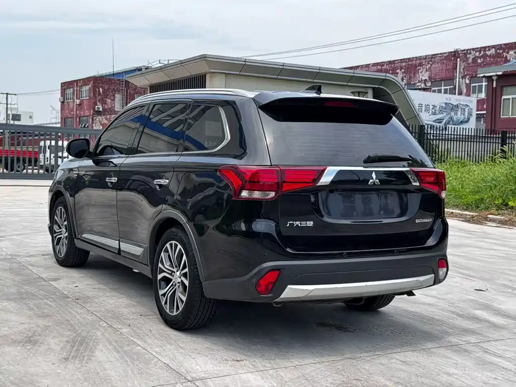 Mitsubishi Outlander 2018 — фото 7