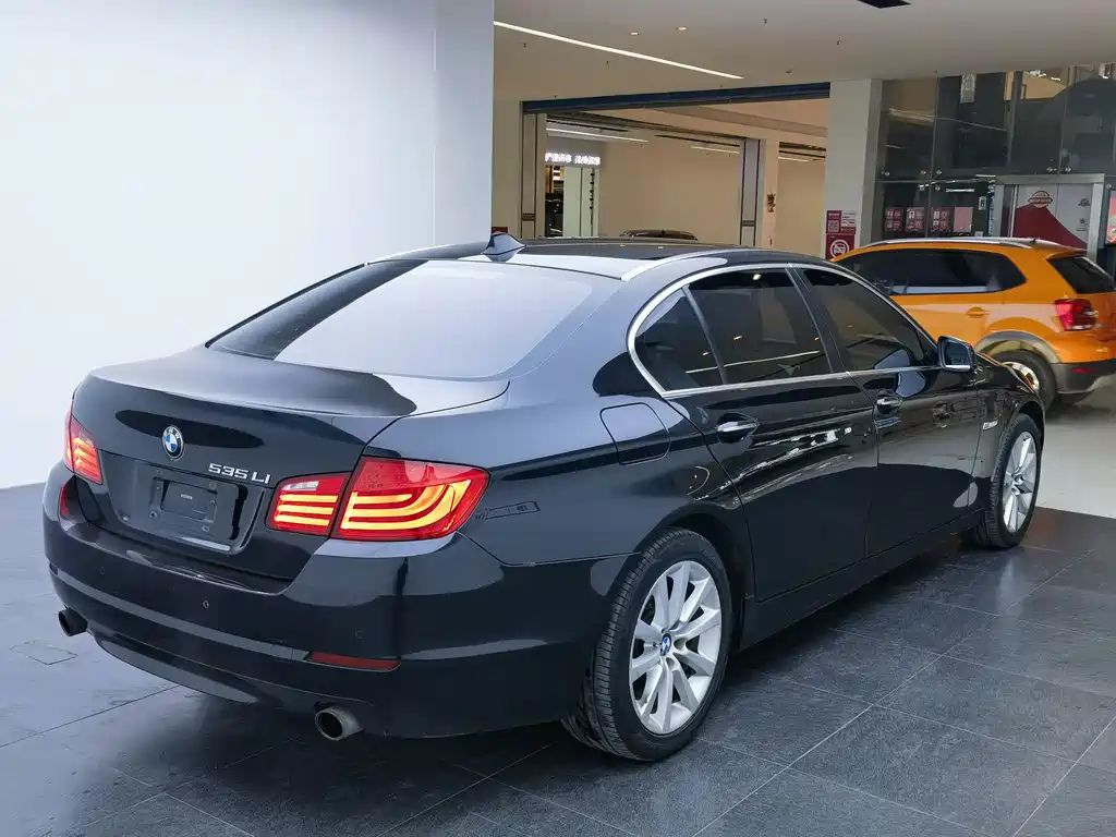 BMW 5 Series 2011 — фото 10