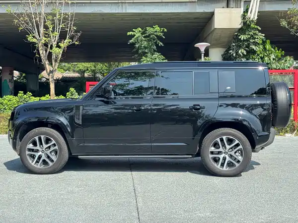 Land Rover Defender 2023