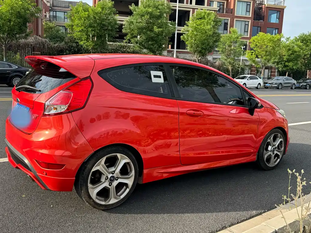 Ford Fiesta 2015 — фото 8