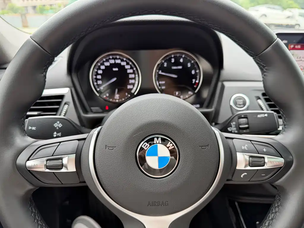 BMW 1 Series 2019 — фото 12