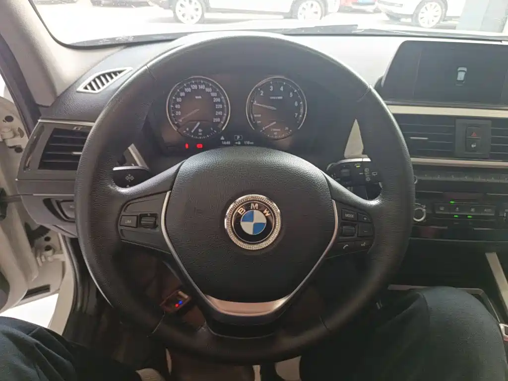 BMW 1 Series 2018 — фото 11
